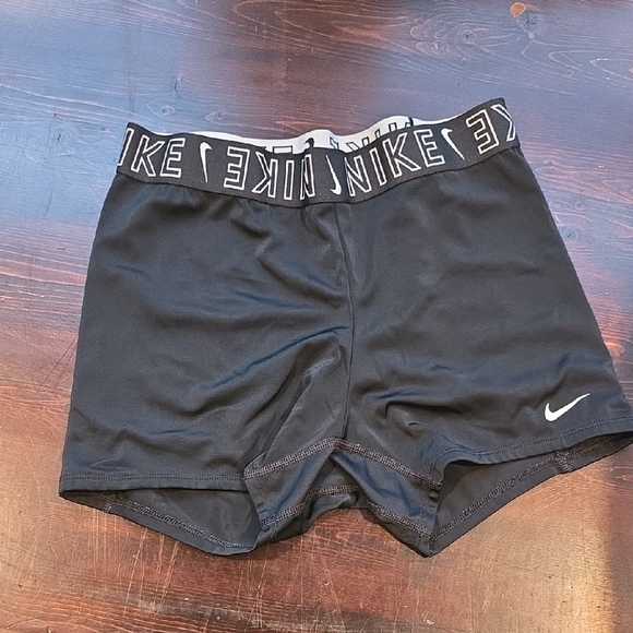 Nike Black Athletic Shorts - Picture 1 of 3